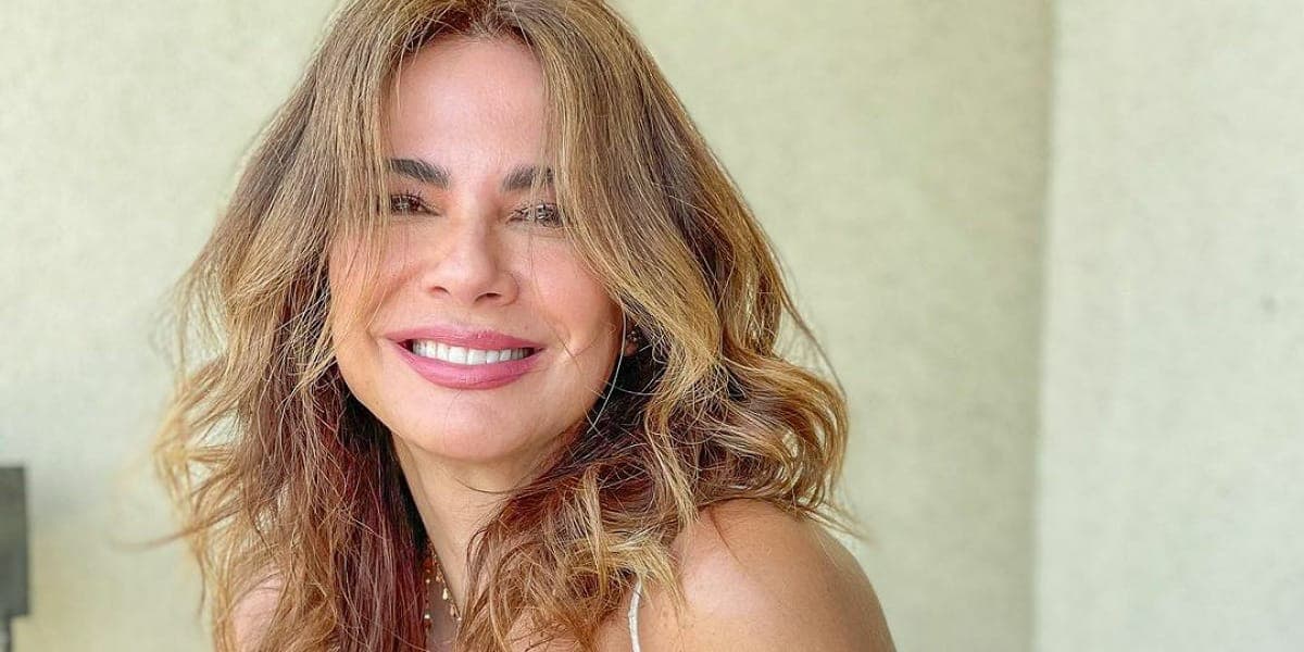Luciana Gimenez posa só de biquíni no meio da neve (Foto: Reprodução) Luciana Gimenez posa só de biquíni no meio da neve (Foto: Reprodução)
