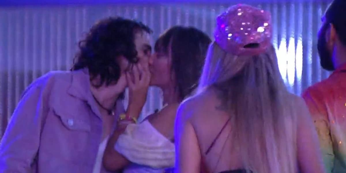 Thais tascou selinho em Fiuk durante festa no BBB21 (Foto: Reprodução) Thais tascou selinho em Fiuk durante festa no BBB21 (Foto: Reprodução)