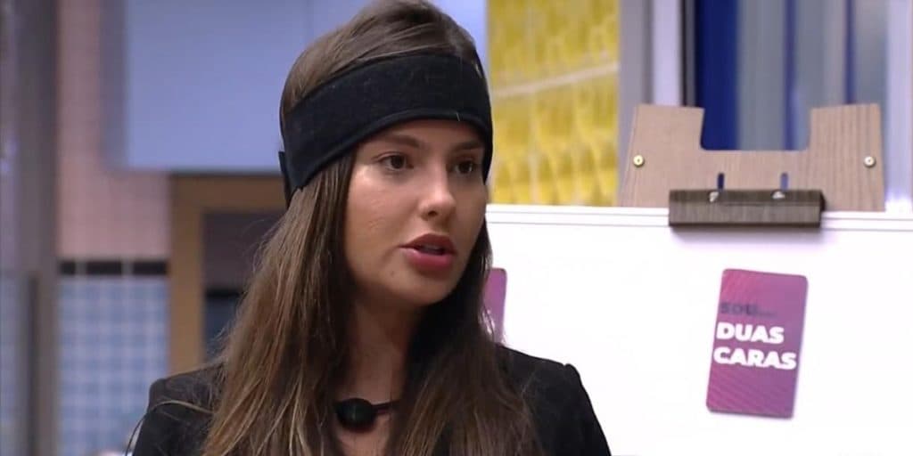 Tiago Leifert detona e Thais passa vergonha ao vivo no “BBB 21”: “Não sei como passou na seletiva do programa”