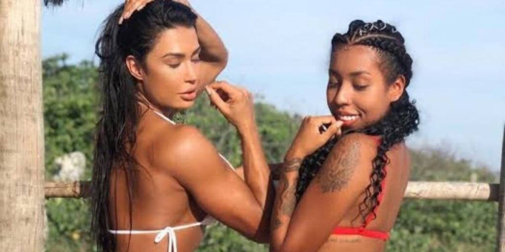 Gracyanne Barbosa rebola com fio-dental enfiado ao lado de sua irmã e escandaliza: "Apaga a luz, apaga tudo"
