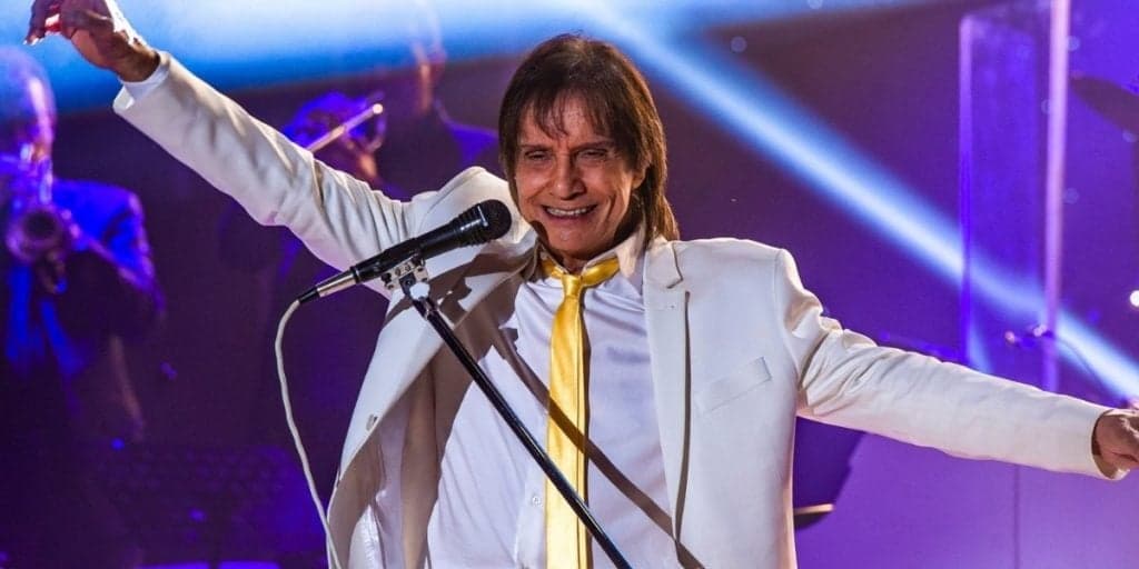 Cantor vai a público assumir relação com Roberto Carlos e rei confessa: "O que é que eu faço para dizer o que sinto"
