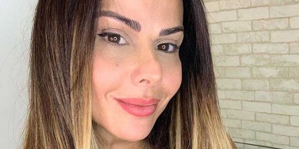 Viviane Araújo, após vídeo de quatro explodir, deita no chão só de fio-dental e escandaliza: "Tocando"
