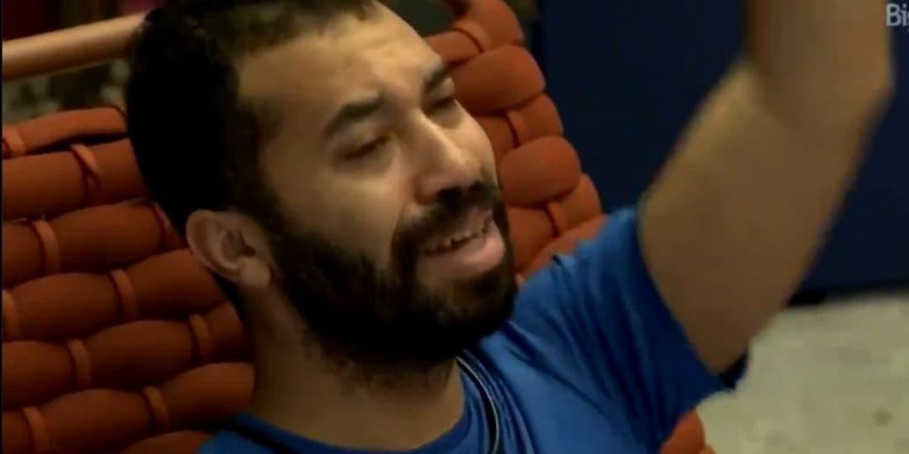 Gilberto se desespera, cai no choro sozinho e afirma que pedirá para Fiuk indicá-lo ao paredão: "Tô me perdendo"