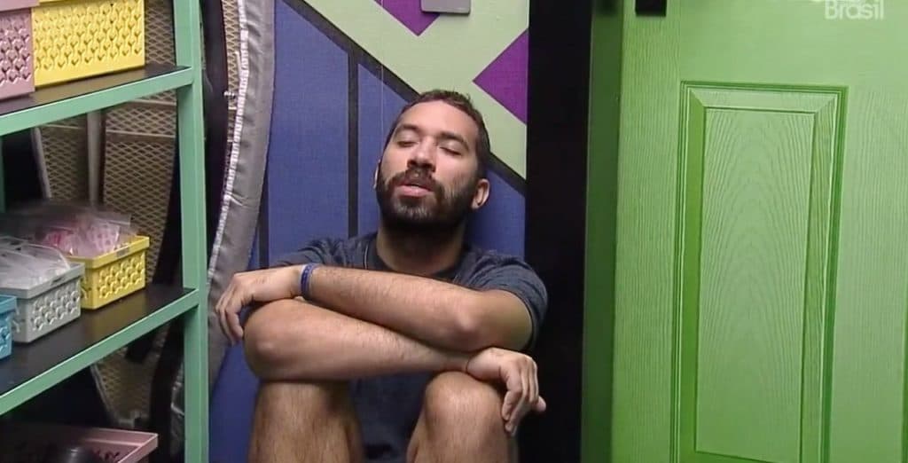 Gil se desespera no BBB21, chora compulsivamente na despensa e fica desesperado com rejeição: "100% vem"