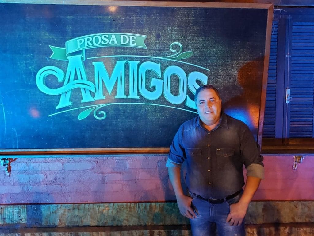 Cesar Galones, apresentador de um dos principais programas sertanejos da TV Aparecida, está de volta ao rádio