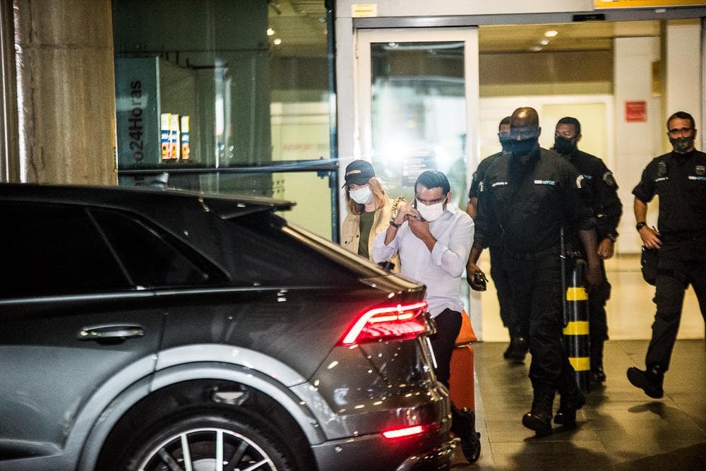 Marina Ruy Barbosa namora às escondidas com ex marido de Rebeca Abravanel e chega em aeroporto escoltada