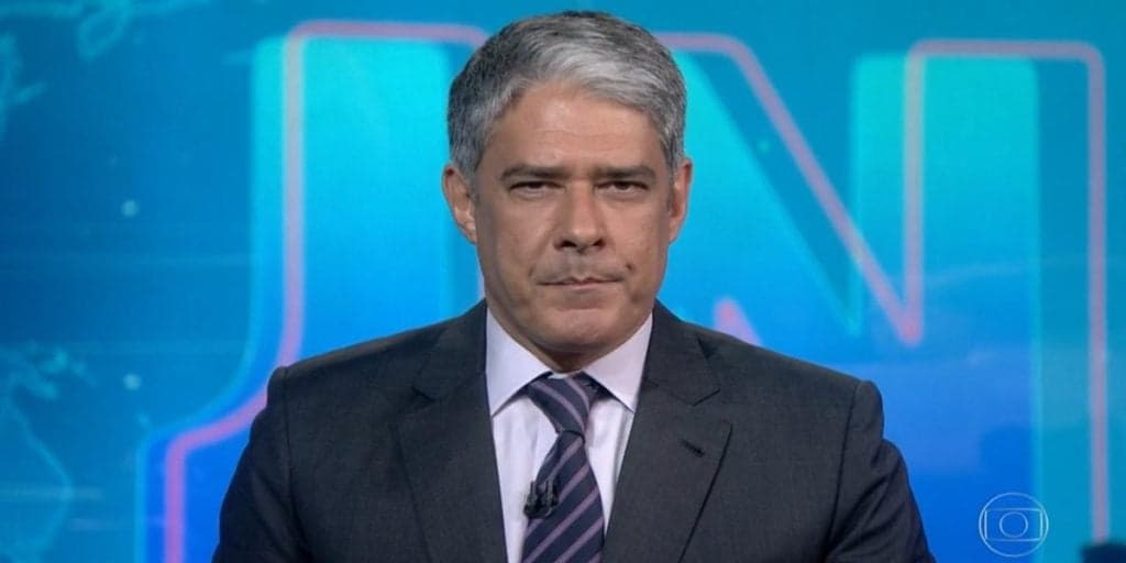 William Bonner faz despedida emocionante no encerramento do JN, segura o choro e silêncio destrói: “Fica aqui”