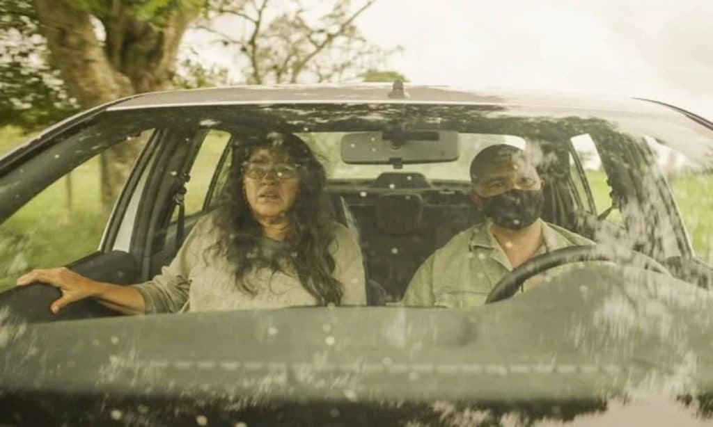 Amor de Mãe: Lurdes cruza com capeta no meio da estrada e pega carona para o inferno