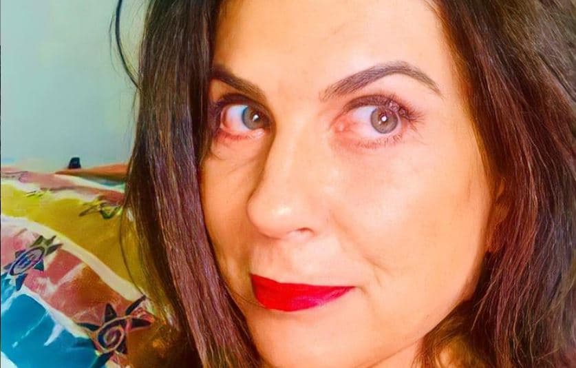 Atriz Angela Dippe é gravemente atacada por usar máscara e recebe xingamentos: "Escrava do comunismo"