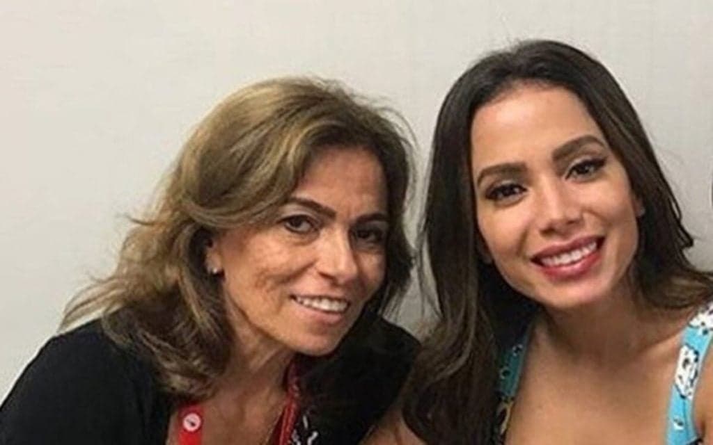 Mãe de Anitta arranca a roupa e choca com corpo e biquíni aos 56 anos: "Que isso meu Deus"