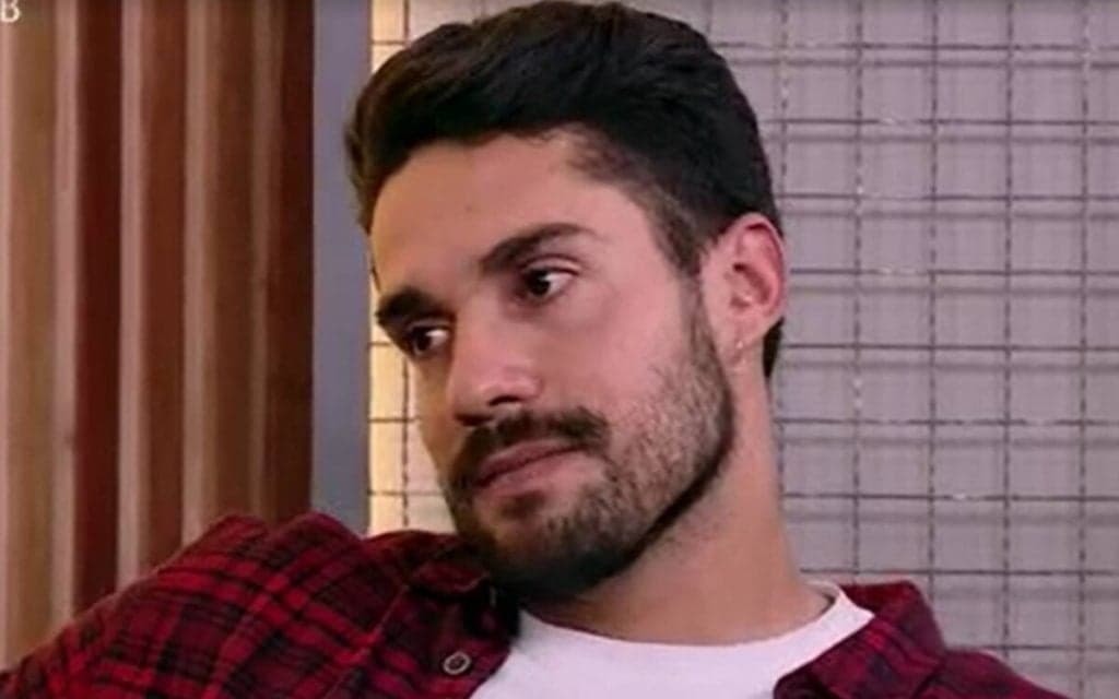 Arcrebiano, do BBB21, quebra silêncio sobre ida à casa de Karol Conká e confirma relação: "Antes que venham falar"