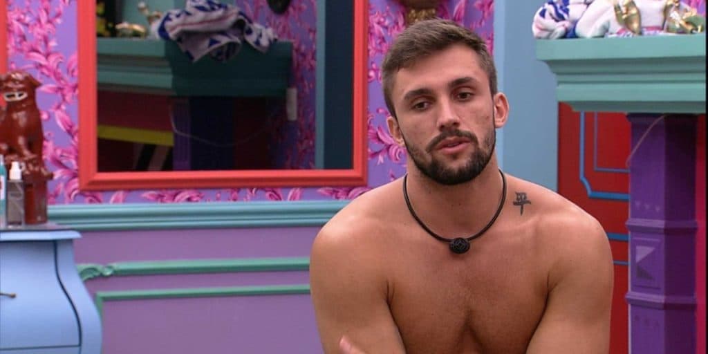 Arthur brinca com Carla Diaz no BBB21, é esmurrado e explode: "Idiota do caralh*"