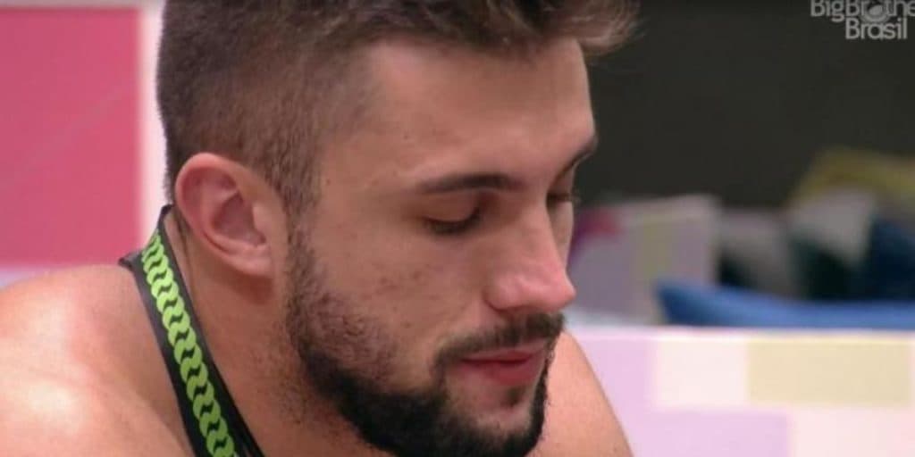 Arthur, após treta com Carla Diaz no BBB21, estraçalha atriz pelas costas e faz anúncio bomba: "Solteiro"