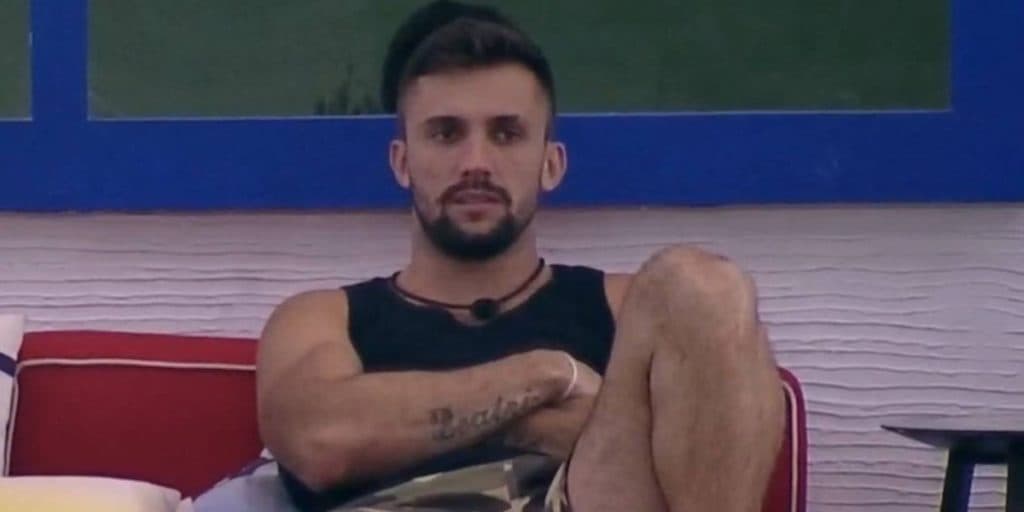 Arthur analisa jogo após perder aliado, cai na real e decreta eliminação do BBB21: "Sou o próximo"