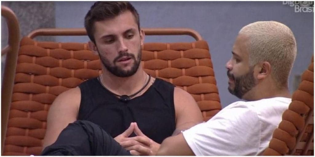 Arthur planeja trair Carla com amigas de Viih, leva bronca de Projota e insiste: "Putariazinha não faz mal"