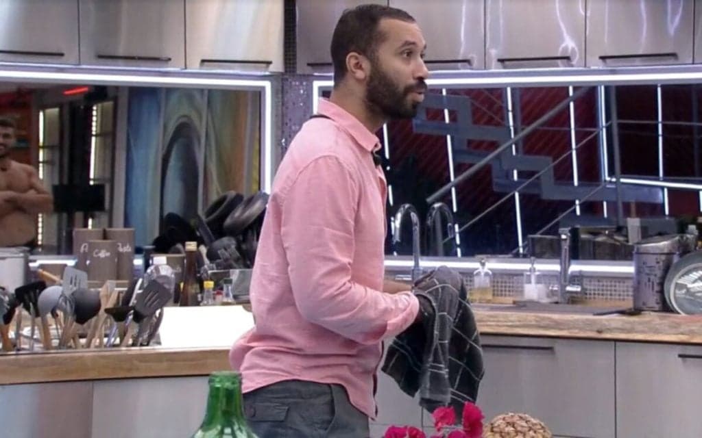 BBB21: Big Boss se descontrola, deixa vazar risada e assusta participantes após bronca: "O que foi isso?"