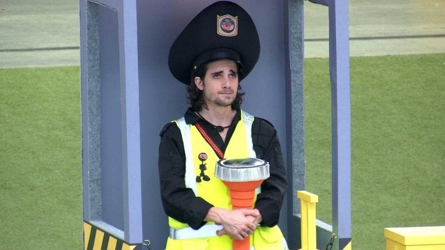 BBB21: Debaixo de chuva, Fiuk chora ao cumprir castigo do mosntro