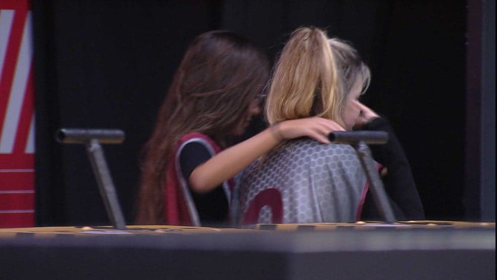 Thaís e Viih Tube, após pedirem para fazer xixi nas calças, desistem da prova do líder no BBB21
