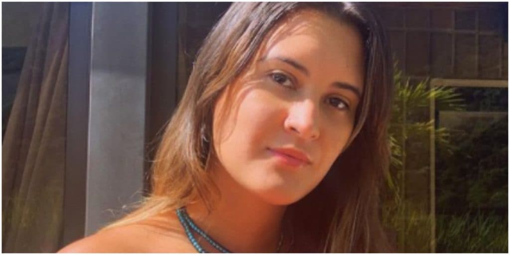 Bia Bonemer, filha de Fátima Bernardes, após detonar relação lésbica, estoura com parte íntima escapando: "Amei"