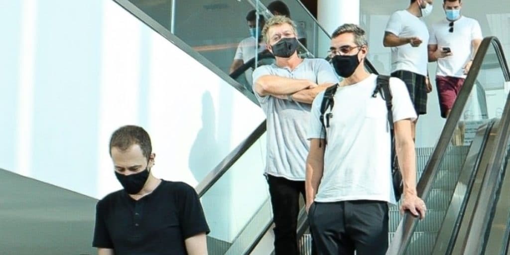 Tiago Leifert é convocado por Boninho para reunião, apresentador vira as costas para o patrão e abaixa a cabeça