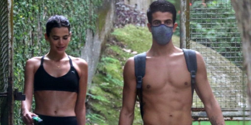 Bruna Marquezine tem namoro com Enzo Celulari escancarado e é pega no meio do mato fazendo o que não deve