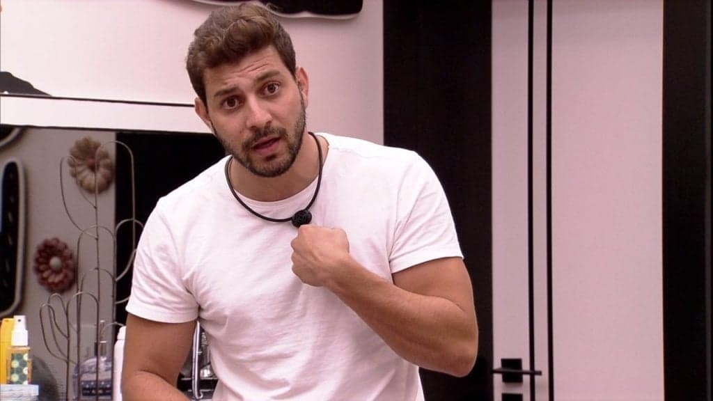 Caio enfia faca nas costas de Sarah e detona sister, após se fazer de amiguinho no BBB21