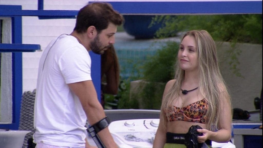 BBB21: Caio pede desculpas para Carla, volta atrás, detona a atriz e a crucifica: "Merda"
