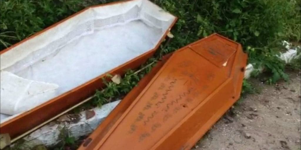 Cantor é enterrado com vida, acorda arranhando o caixão e família abre túmulo e descobre erro