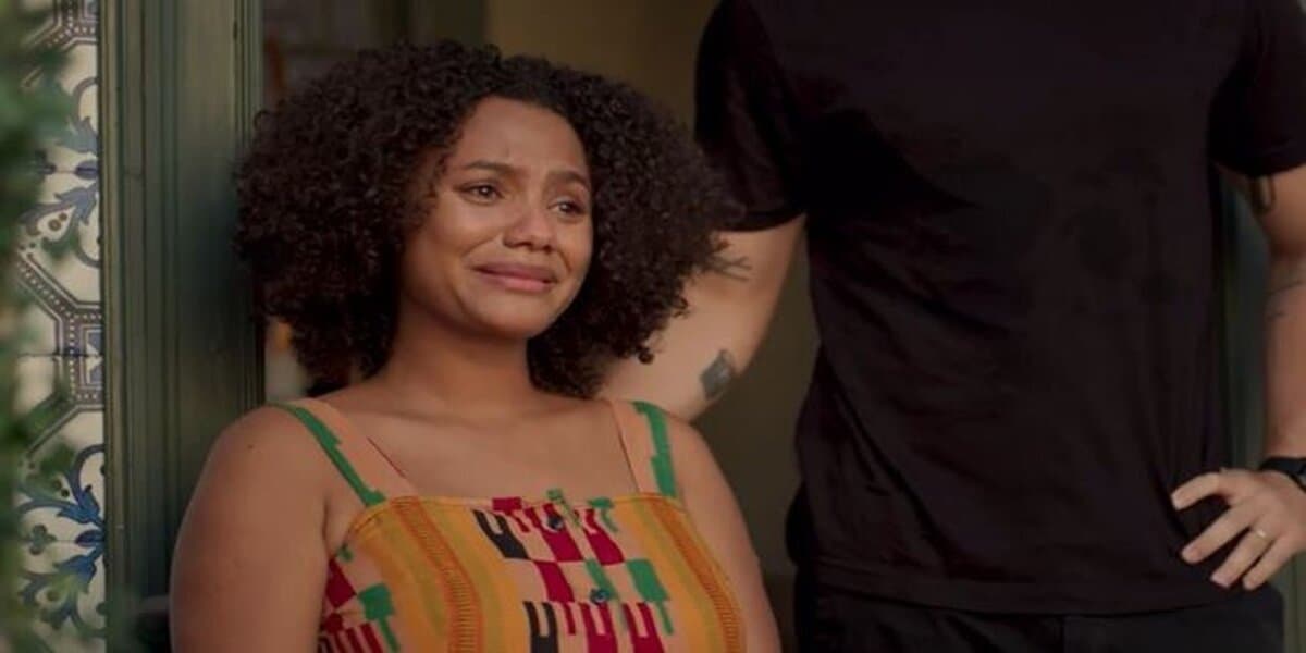 Camila (Jessica Ellen) não contem a emoção ao ver surpresa de Lurdes (Regina Casé) em Amor de Mãe Camila (Jessica Ellen) não contem a emoção ao ver surpresa de Lurdes (Regina Casé) em Amor de Mãe