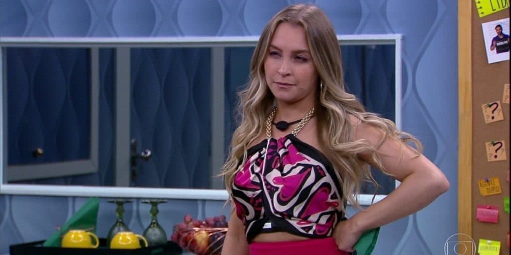 Carla Diaz escuta o que não devia, descobre podres dos colegas de BBB21 e promete massacre: "Falso"