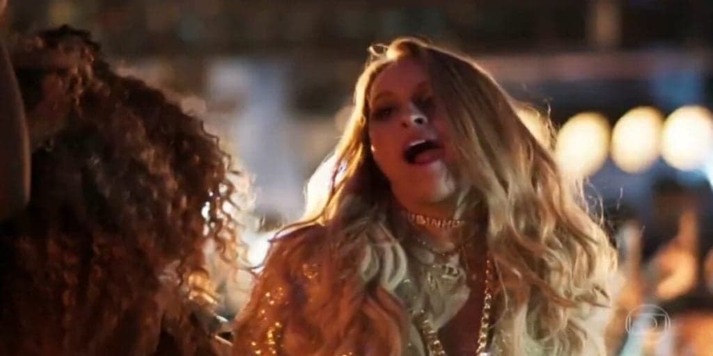 A Força do Querer: Quem não sabe fazer, copia! Carine imita Bibi e escorraça piranha de camarote