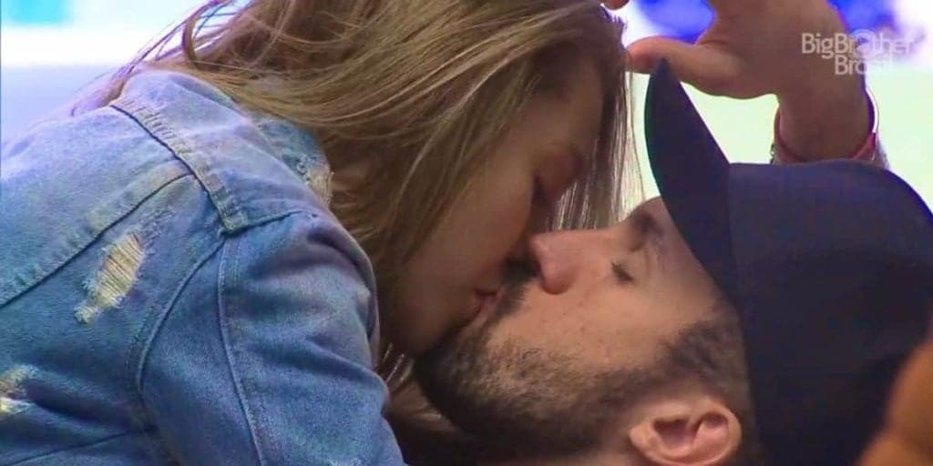 BBB21: Carla Diaz e Arthur trocam carícias quentes, movimentam o edredom e público aponta sexo oral