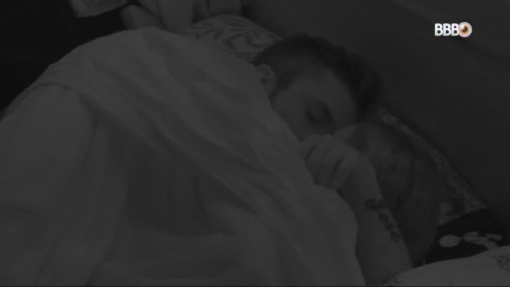 BBB21: Clima esquenta entre Arthur e Carla Diaz e edredom se movimenta: "Trepando"