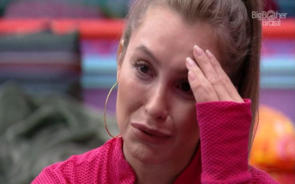 BBB21: Carla Diaz flagra conversa escondida, vê amigos falando mal pelas costas e cai no choro: "Não aguento mais"
