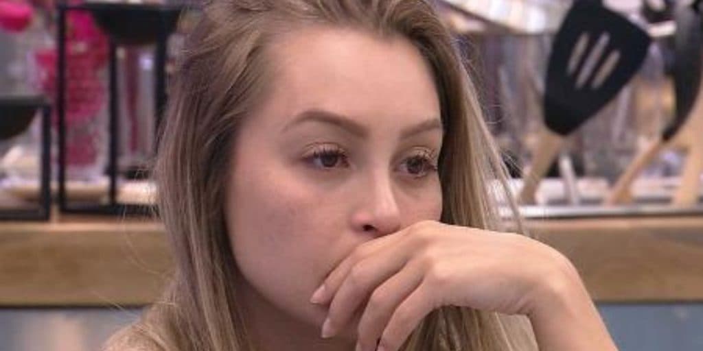 Carla Diaz dorme longe de Arthur no BBB21, desconfia do amado e verdade é jogada na cara: "Se comportou?"