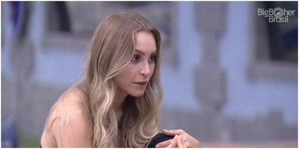 BBB21: Carla Diaz surta de ciúmes, parte pra cima de Sarah e questiona investidas no seu Crush: “ Deu em cima”