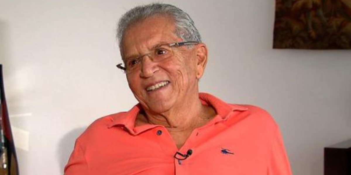 Carlos Alberto de Nóbrega do programa "A Praça é Nossa" (Foto: Reprodução/YouTube)