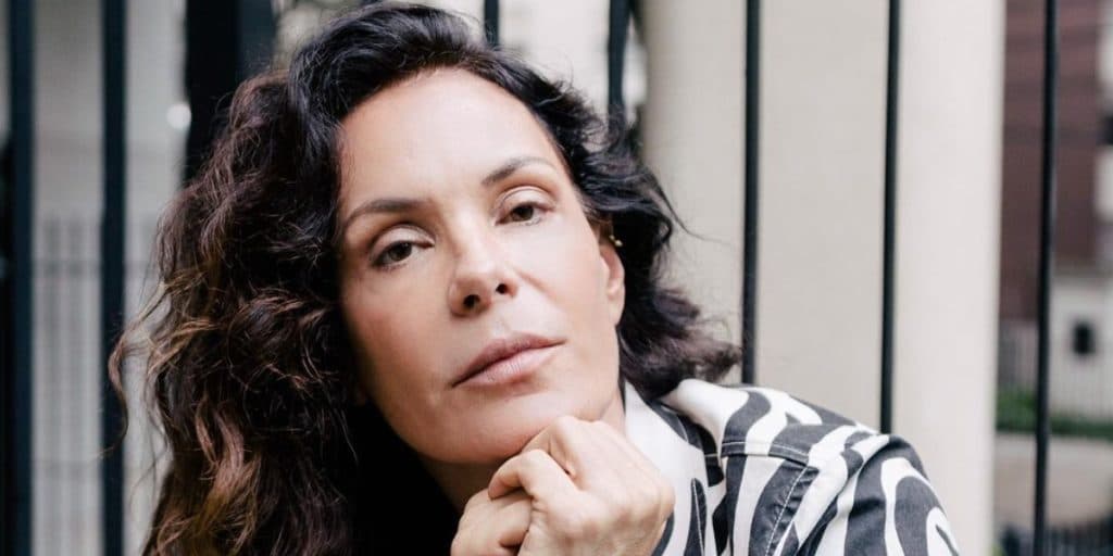 Carolina Ferraz, após decretar saída da Record, arranca roupa todinha, segura cigarrão e causa tumulto: "Sacanagem"