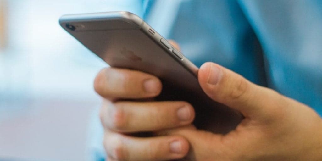 Homem morre aos 46 anos após usar celular de forma incorreta; saiba como