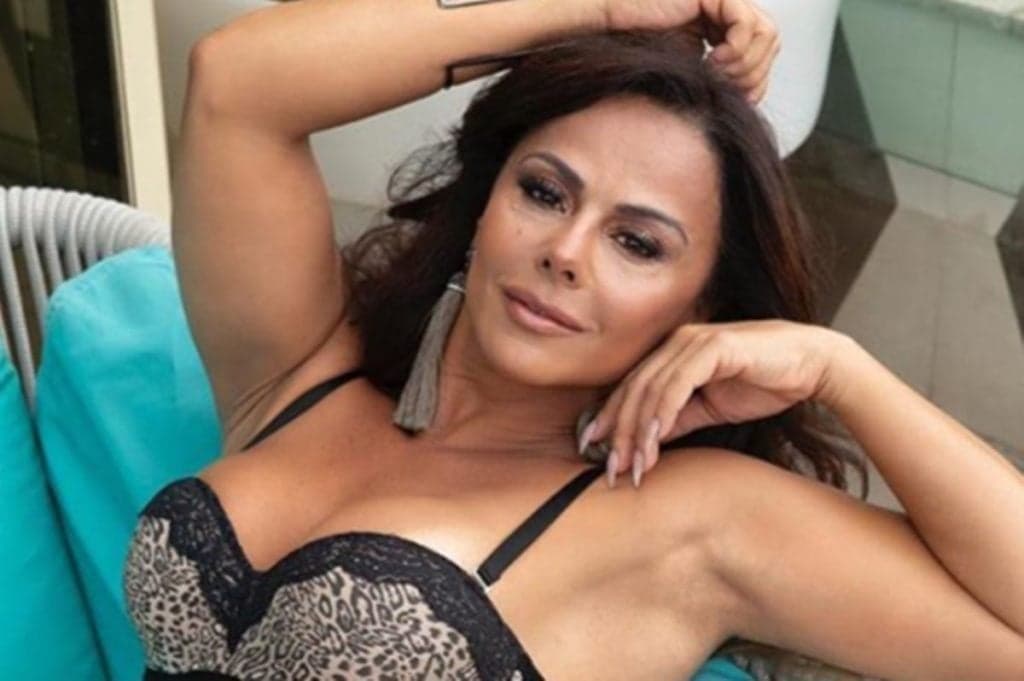 Viviane Araújo põe a mão na cabeça, rebola descontroladamente e partes íntimas explodem: "Dá aula"