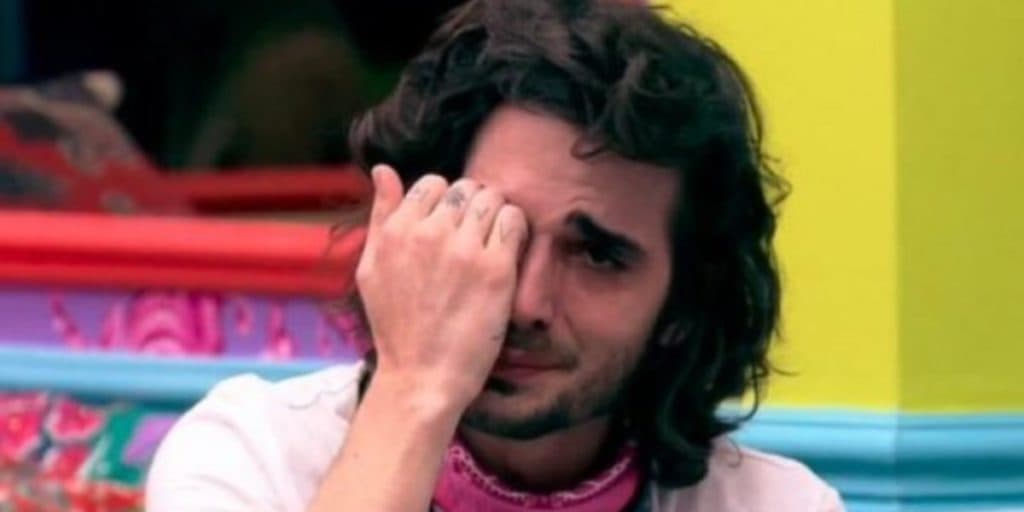 Fiuk tem crise existencial no BBB21, não controla emoção e se desmancha em lágrimas: "Não consigo"