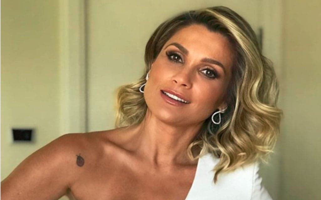Flávia Alessandra abusa de transparência, deixa parte íntima em evidência e leva marmanjos ao delírio: "Gigante"