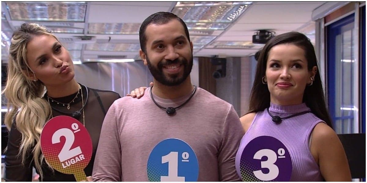 Sarah e Gilberto dentona Juliette pelas costas