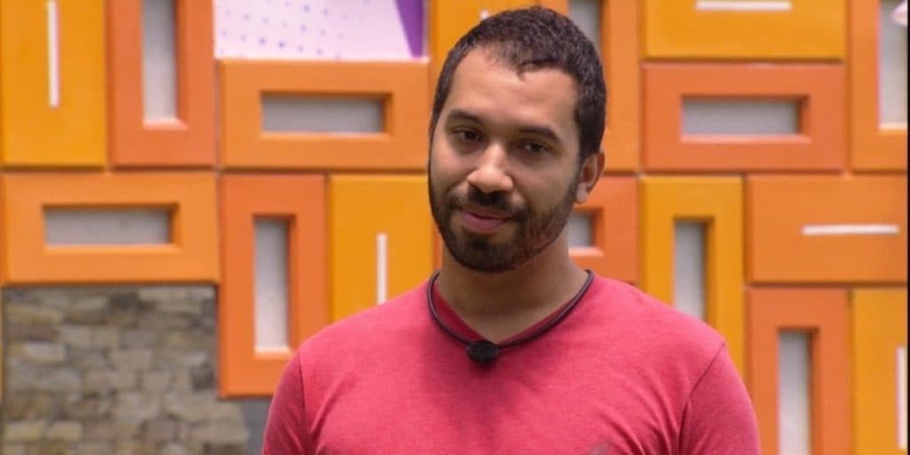 GIlberto paga de falsão no BBB21, distorce fala de Juliette e se vitimiza na cara de pau: "Ela disse"