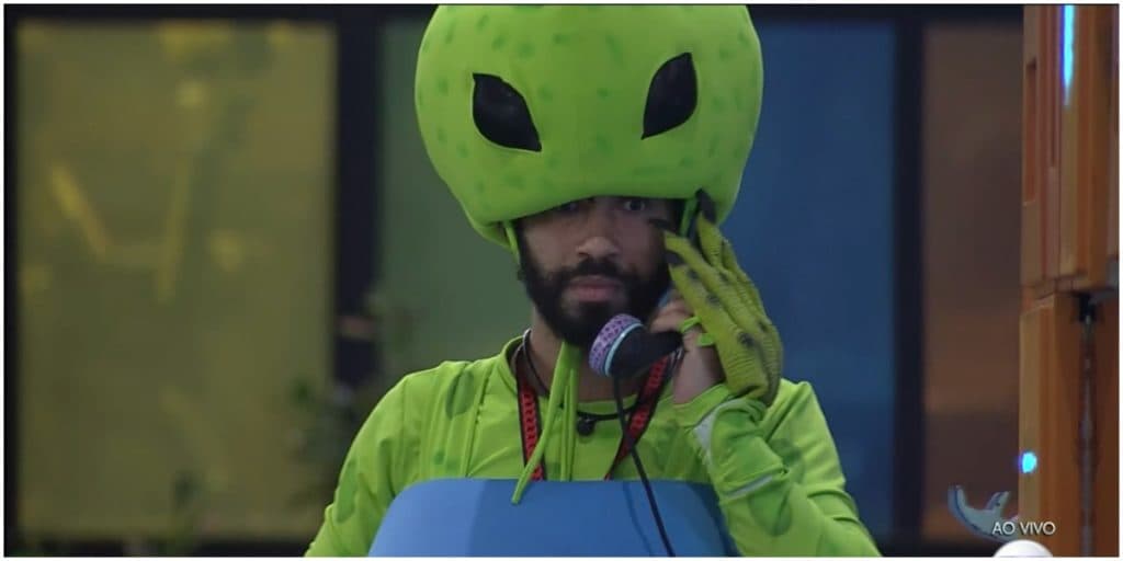 Gilberto atende o BigFone do BBB21, dá pulseira bomba para Sarah e define futuro do paredão