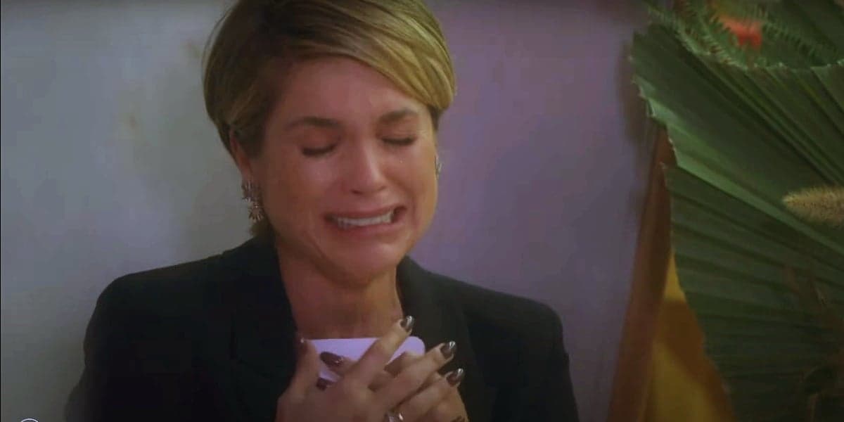 Helena, mulher branca, com cabelo curto e loiro, usando terno preto chora segurando uma foto em cena de Salve-se Quem Puder Helena, mulher branca, com cabelo curto e loiro, usando terno preto chora segurando uma foto em cena de Salve-se Quem Puder