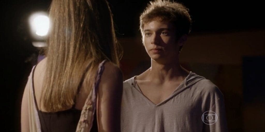 Malhação: Malandro, João se aproveita de ficção para dar beijo real em Bianca, mas reação dela o espanta