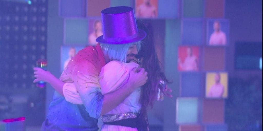 Juliette e Gil se aproximam após jogo sujo de Sarah no BBB21, se abraçam e vão às lágrimas: "Te amo"