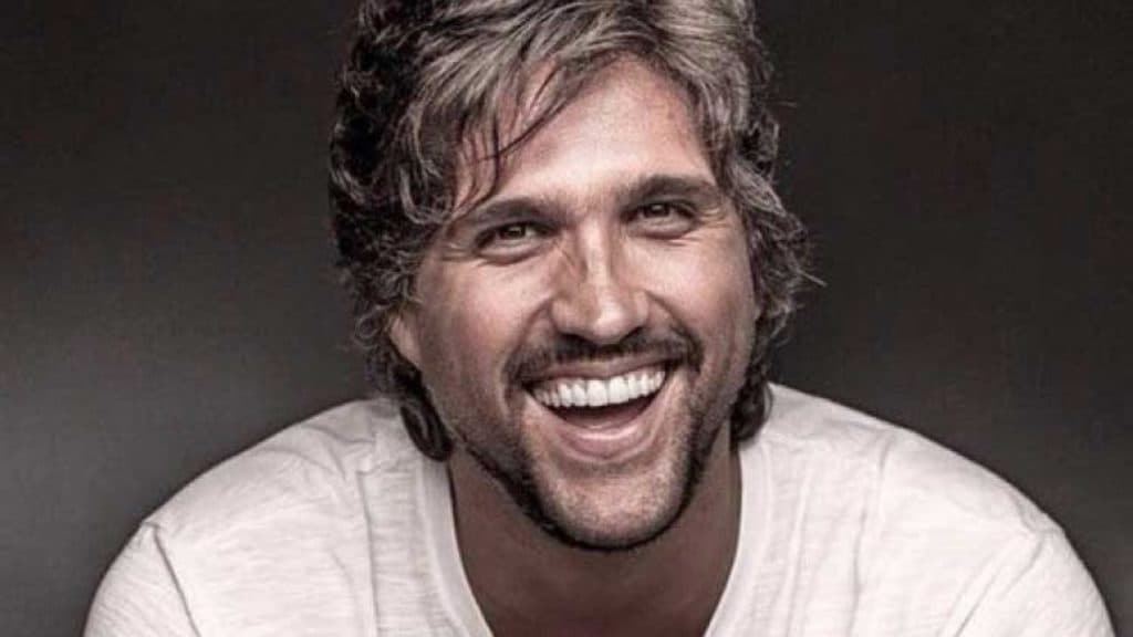 Léo surge irreconhecível e com ossos expostos, após escândalo com Victor e surra do irmão: "Cadavérico"