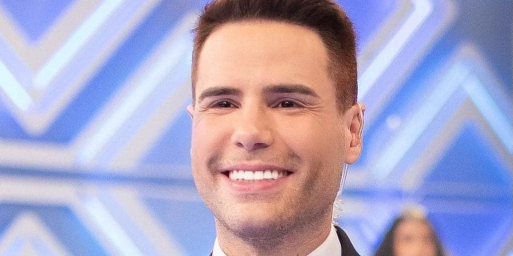 Luiz Bacci surpreende com parte íntima peluda, aproxima câmera e escancara após assumir: "Puberdade"